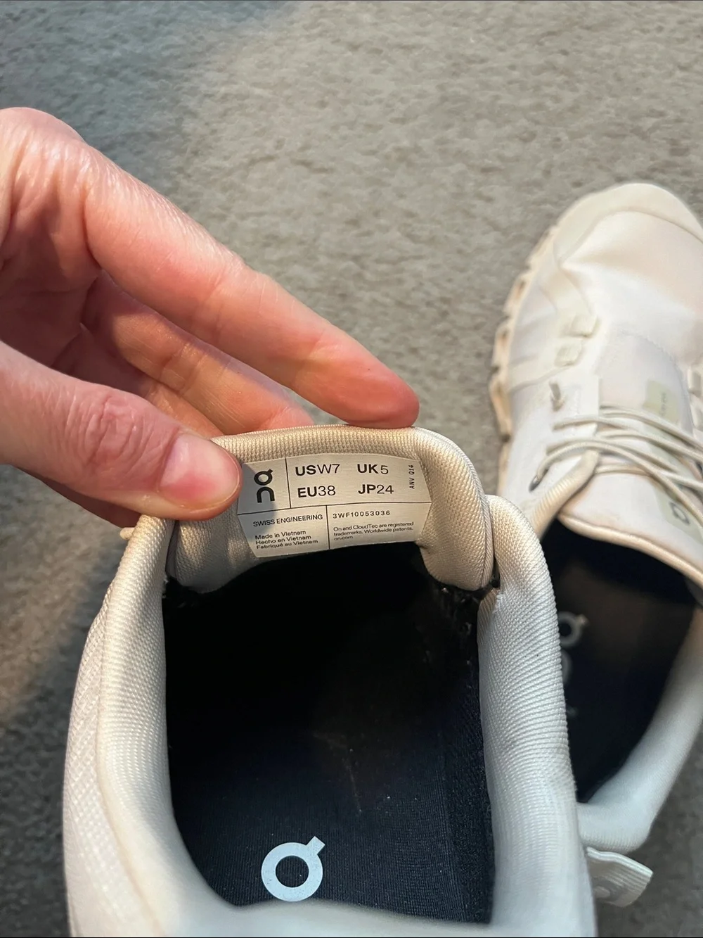 On Cloud Waterproof women’s sneakers size 7